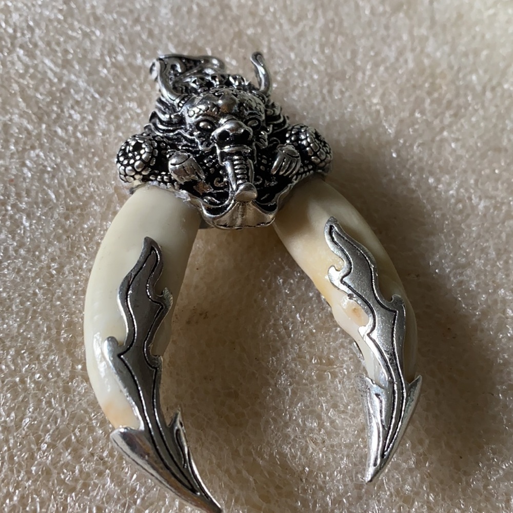 Antique dog teeth with engraved  dragon pendent - Picture 7 of 7